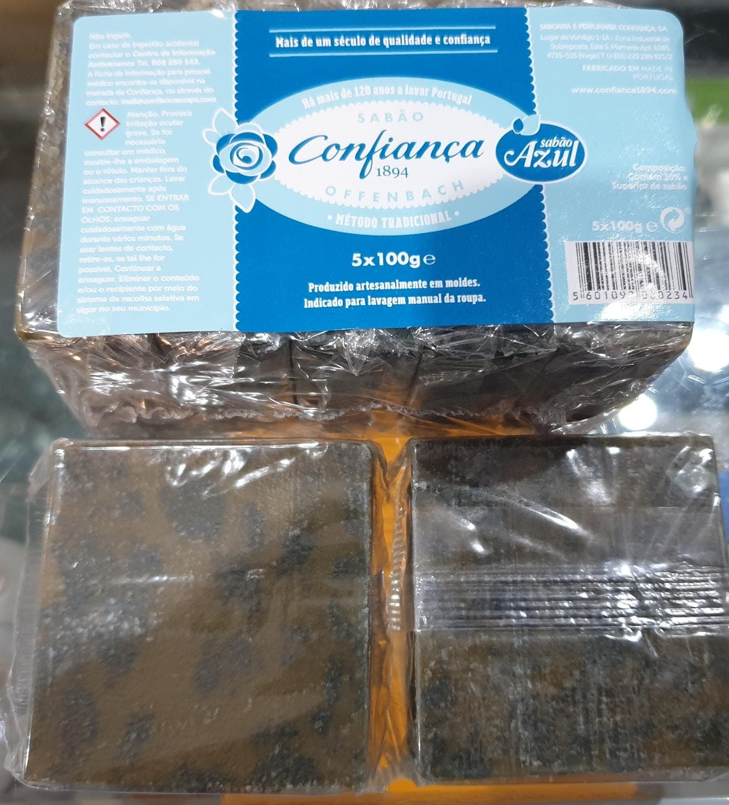 Sabao azul e branco